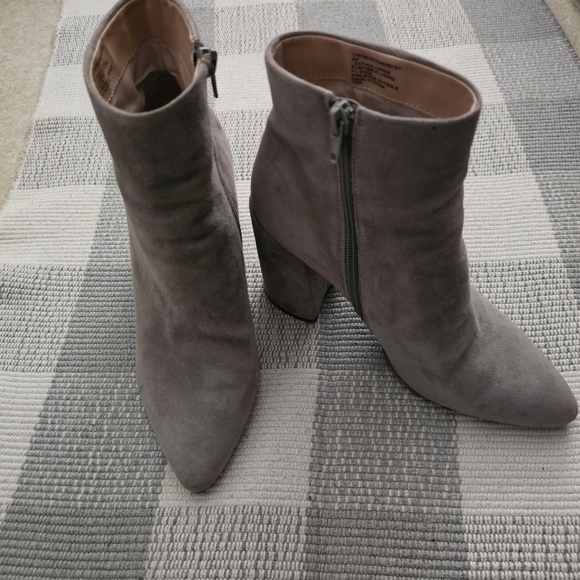 Steve Madden Elegant Gray Suede Ankle Boots Size 9 - Picture 5 of 5